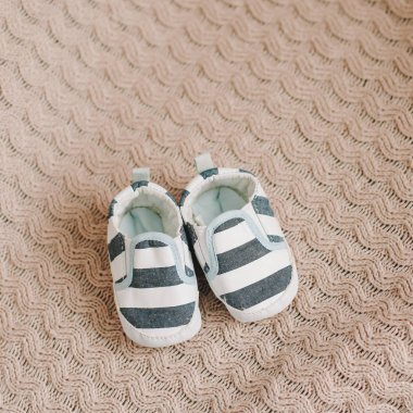 Yeni doğmuş botlar. Örme kumaş üzerinde bebek booties. Bebek erkek duş konsepti. kopya alanı, üst görünüm 