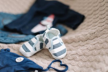 Bebek giysileri, moda konsepti top view moda trendy bir görünüm. Erkek bebek ayakkabıları bir çift