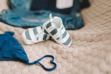 Bebek giysileri, moda konsepti top view moda trendy bir görünüm. Erkek bebek ayakkabıları bir çift