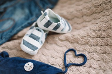 Bebek giysileri, moda konsepti top view moda trendy bir görünüm. Erkek bebek ayakkabıları bir çift