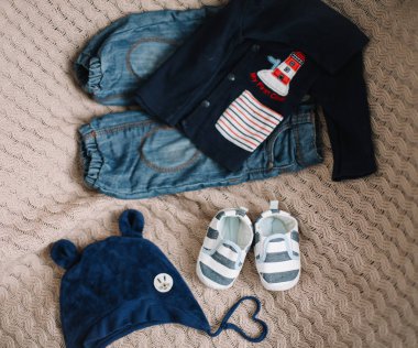 Bebek giysileri, moda konsepti top view moda trendy bir görünüm. Erkek bebek ayakkabıları bir çift