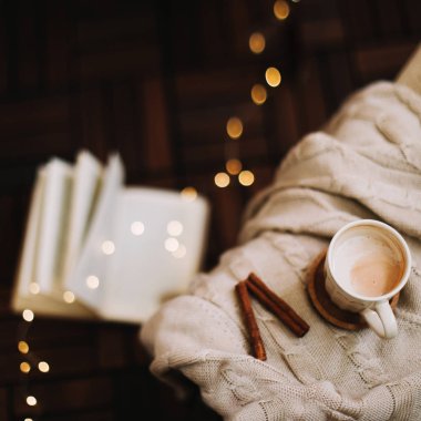 Koyu ahşap arka plan üzerine bir kitap ile kapuçino Fincan. Kahve molası. Üst te. düzlük. rahat ev 