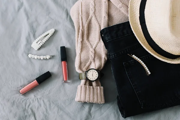 Elegante disposizione flatlay con abiti e accessori moda femminile. Elegante concetto di abbigliamento femminile. Bellezza e fashion blog . — Foto Stock