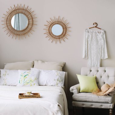 İskandinav modern yatak odası iç. Yatak odasında yastık, koltuk ve dekorasyon ile geniş yatak.