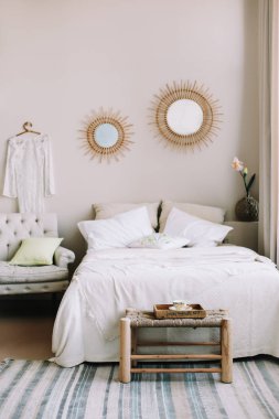 İskandinav modern rahat iç. Yatak odasında yastık, koltuk ve dekorasyon ile geniş yatak.