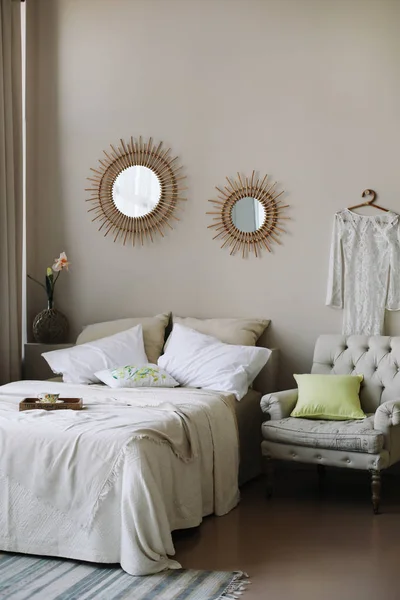 Modern heminrednings design. Säng med och kuddar, filt. flickas sovrum inredning, skandinavisk stil — Stockfoto