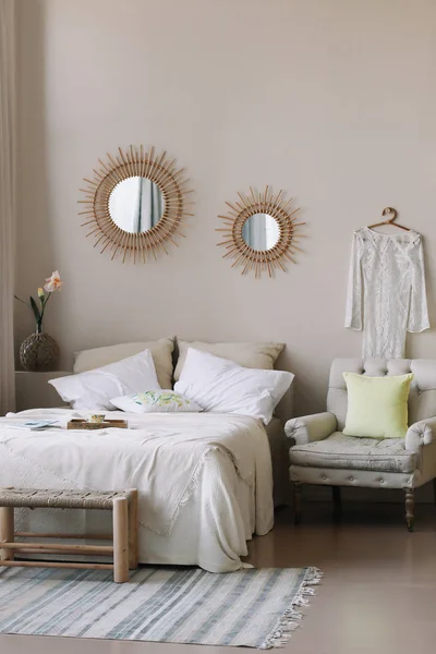 Scandinavische moderne gezellige interieur. Breed bed met kussens, fauteuil en decoraties in de slaapkamer. — Stockfoto