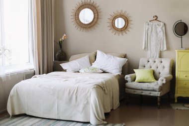 Modern ev iç tasarımı. Yatak ve yastıklar, battaniye. kız yatak odası iç, İskandinav tarzı 