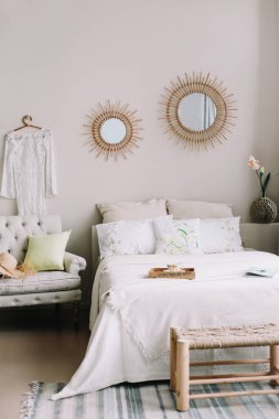 Modern ev iç tasarımı. Yatak ve yastıklar, battaniye. kız yatak odası iç, İskandinav tarzı 