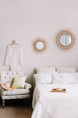 Modern ev iç tasarımı. Yatak ve yastıklar, battaniye. kız yatak odası iç, İskandinav tarzı 