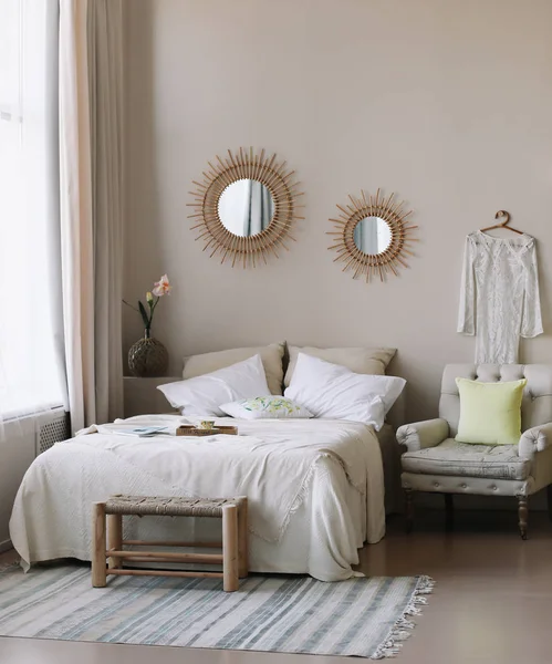 Moderno design degli interni. Letto con e cuscini, coperta. interno della camera da letto della ragazza, stile scandinavo — Foto Stock