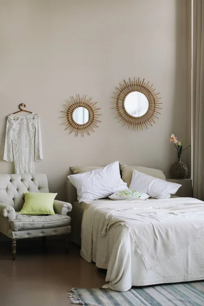 Modern interieur design. Bed met en kussens, deken. meisje slaapkamer interieur, Scandinavische stijl — Stockfoto