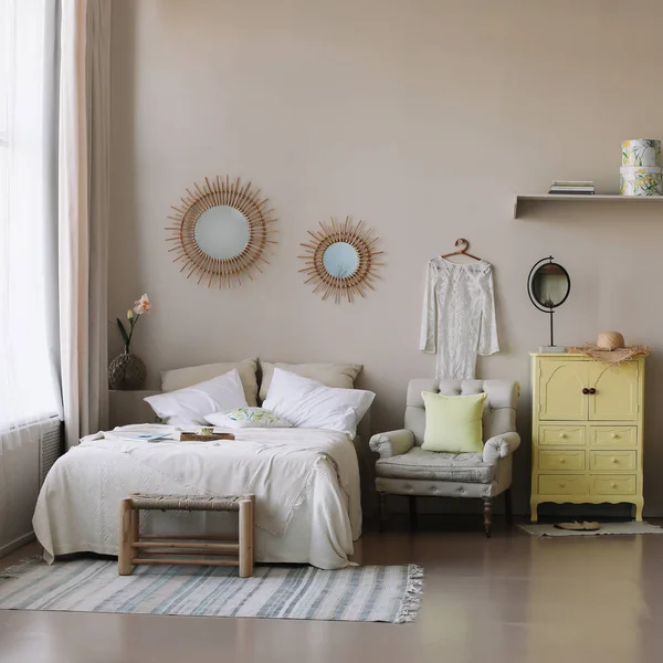 Diseño interior del hogar moderno. Cama y almohadas, manta. dormitorio interior de niña, estilo escandinavo — Foto de Stock