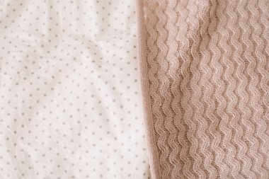 Kumaş doku arka plan. Buruşuk, buruşuk kumaş. Gece uykusundan sonra unmade yatak çarşafı üst görünümü. Yumuşak odaklama