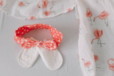 Bebek giysileri Top view moda trendy bakmak, moda konsepti.  