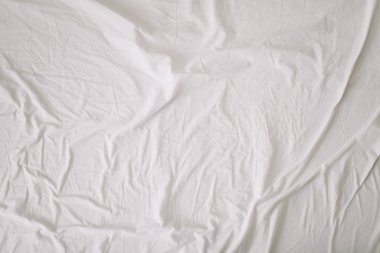 Kumaş doku arka plan. Buruşuk, buruşuk kumaş. Gece uykusundan sonra unmade yatak çarşafı üst görünümü. Yumuşak odaklama