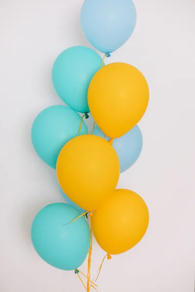 Colorful balloons. Festive or party background. Birthday greeting card. Concept of happiness, joy, birthday. Copy Space — Stock Photo, Image