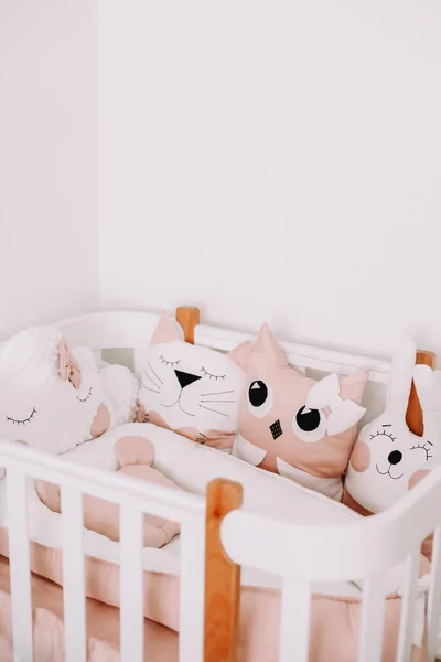Çocuk odasının komik detayları. Yastık bulutu, kedi, tavşan. Bir kız bebek için tatlı kreş odası süslemeleri. Şık bebek beşiği. — Stok fotoğraf
