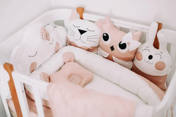 Çocuk odasının komik detayları. Yastık bulutu, kedi, tavşan. Bir kız bebek için tatlı kreş odası süslemeleri. Şık bebek beşiği. — Stok fotoğraf