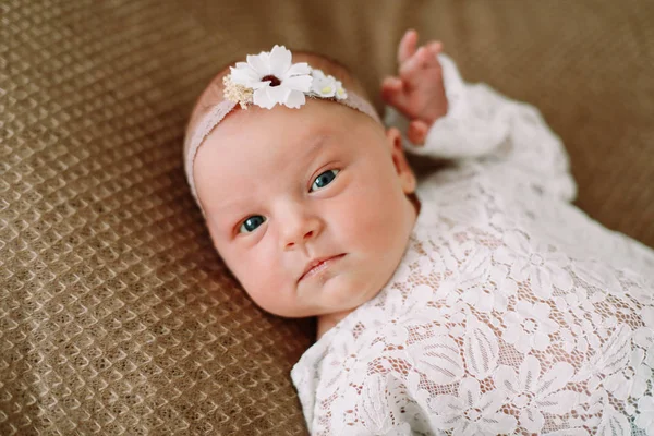 Close-up indah bayi perempuan yang baru lahir pada selimut. Sebuah potret seorang bayi perempuan cantik yang baru lahir mengenakan ikat kepala. Foto close-up — Stok Foto