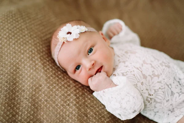 Close-up mooie pasgeboren baby meisje op een deken. Een portret van een mooie pasgeboren baby meisje het dragen van een hoofdband. Close-up foto — Stockfoto