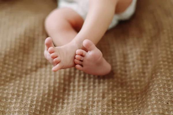 Piedi da neonato. Piccolo bambino piedi primo piano. Concetto famiglia felice . — Foto Stock