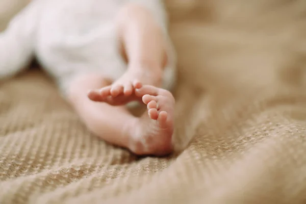 Piedi da neonato. Piccolo bambino piedi primo piano. Concetto famiglia felice . — Foto Stock