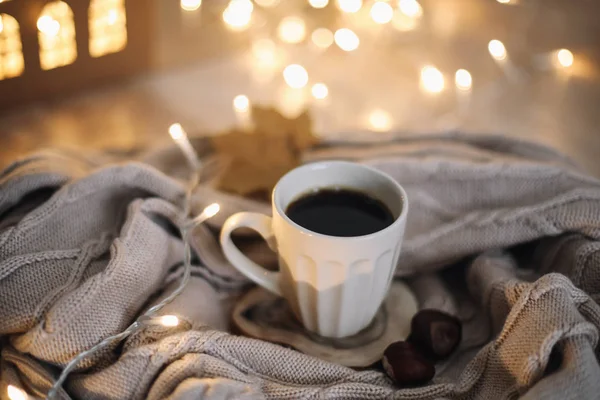 배경에 니트 베이지 색 격자 무늬가있는 커피 한 잔의 상단보기. 가을과 겨울, 레저 컨셉. 플랫 레이 — 스톡 사진