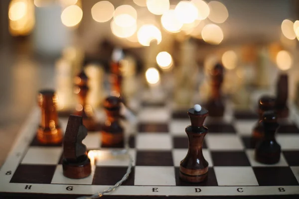 Schackpjäser på ett trä schackbräde, uppifrån. — Stockfoto
