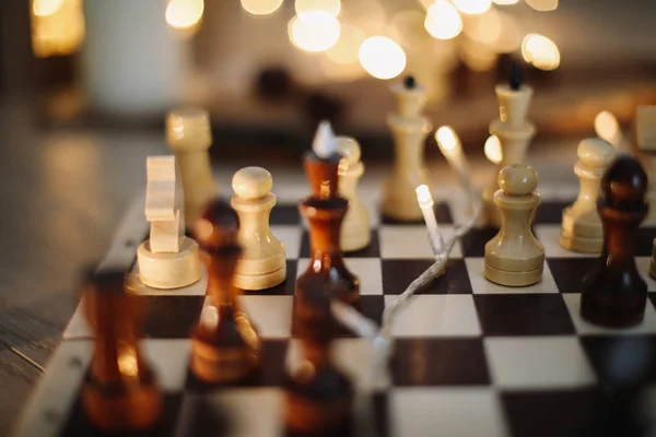 Peças de xadrez em um tabuleiro de xadrez de madeira, vista superior . — Fotografia de Stock