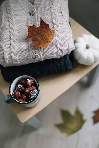 Background with knitted clothes and autumn leaves, warm background, knitwear, space for text, Autumn winter concept. — Stock Photo, Image