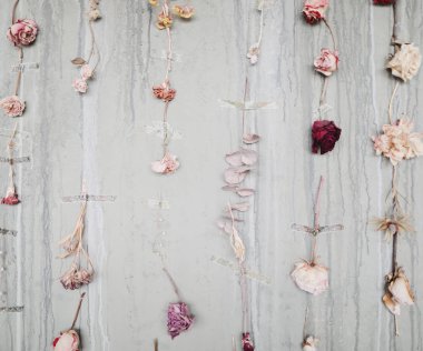 Kurumuş çiçeklerin güzel arka planı. Kurumuş güllerden yapılmış desen. Çiçek kompozisyonu. Romantik kartpostal