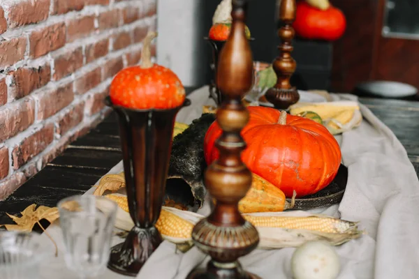 Tischdekoration zum Erntedankfest. Herbsttisch mit Kürbissen und Kerzen. Herbst-Dekoration für festliches Abendessen — Stockfoto