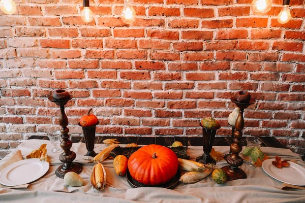 Tischdekoration zum Erntedankfest. Herbsttisch mit Kürbissen und Kerzen. Herbst-Dekoration für festliches Abendessen — Stockfoto