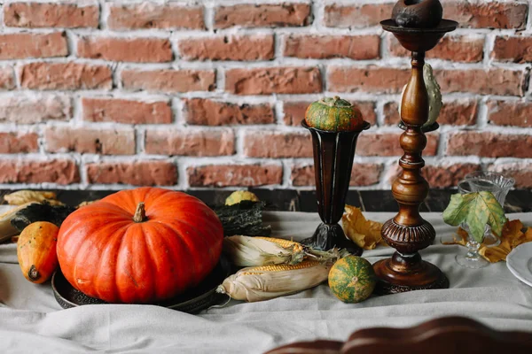 Tischdekoration zum Erntedankfest. Herbsttisch mit Kürbissen und Kerzen. Herbst-Dekoration für festliches Abendessen — Stockfoto