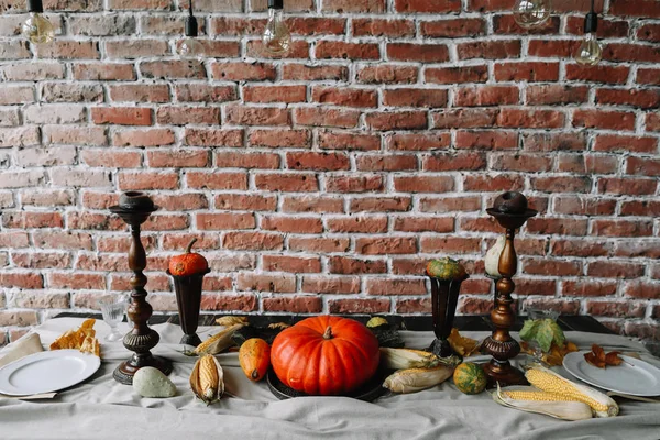Table setting for Thanksgiving day. Autumn table with pumpkins and candles. fall home decoration for festive dinner — Stock Photo, Image