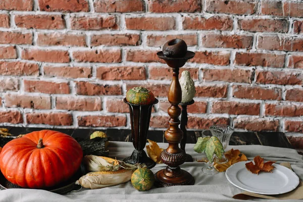 Configuração de mesa para o dia de Ação de Graças. Mesa de outono com abóboras e velas. queda decoração para casa para jantar festivo — Fotografia de Stock