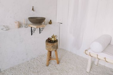 Yıkama leğeni antika. Retro taşlı lavabo. Romantik klasik banyo iç mimarisi. Ahşap ve betondan çatı katı tasarla.