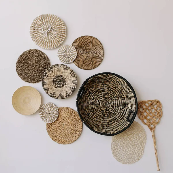 Boho tarzı, minimal ev iç tasarımı. Duvarda dekoratif saman tabaklar var. Egzotik iç mekan.