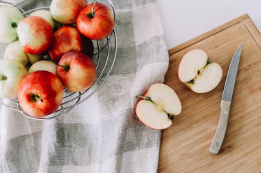 Elma kompozisyonu, üst manzara. Yemek arkaplanı modeli. Sonbahar ve Şükran Günü tatili konsepti. Sebze duvar kağıdı.
