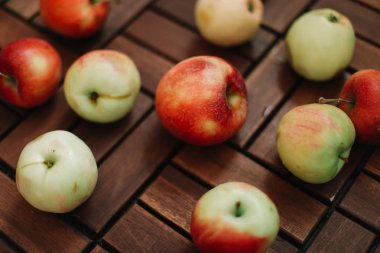 Elma kompozisyonu, üst manzara. Yemek arkaplanı modeli. Sonbahar ve Şükran Günü tatili konsepti. Sebze duvar kağıdı.