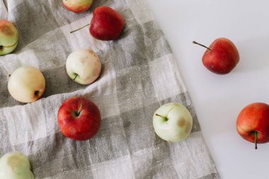 Elma kompozisyonu, üst manzara. Yemek arkaplanı modeli. Sonbahar ve Şükran Günü tatili konsepti. Sebze duvar kağıdı.