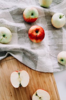 Elma kompozisyonu, üst manzara. Yemek arkaplanı modeli. Sonbahar ve Şükran Günü tatili konsepti. Sebze duvar kağıdı.
