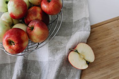 Elma kompozisyonu, üst manzara. Yemek arkaplanı modeli. Sonbahar ve Şükran Günü tatili konsepti. Sebze duvar kağıdı.
