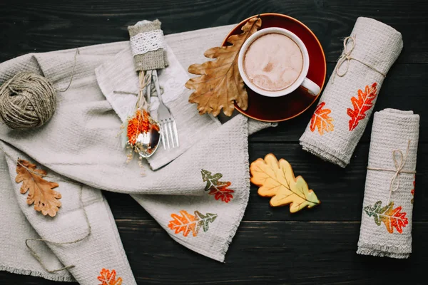 View from above on table with linen kitchen towels and coffee cup. Table setting. Stylish autumn flat lay. fall home decoration — Stock Photo, Image