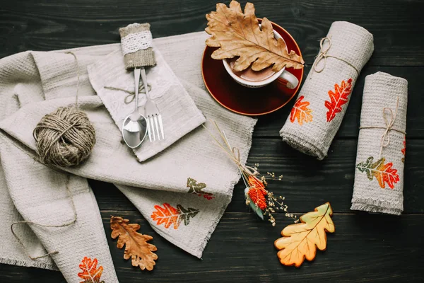 Blick von oben auf den Tisch mit Bettwäsche Küchentücher und Kaffeetasse. Tischdekoration. Stilvolle Herbstflache lag da. Herbst-Dekoration — Stockfoto