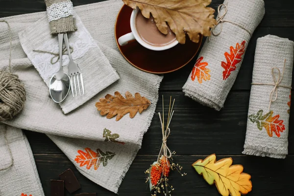 Vista desde arriba en la mesa con toallas de cocina de lino y taza de café. Configuración de la mesa. Elegante caída plana de otoño. otoño decoración casera —  Fotos de Stock