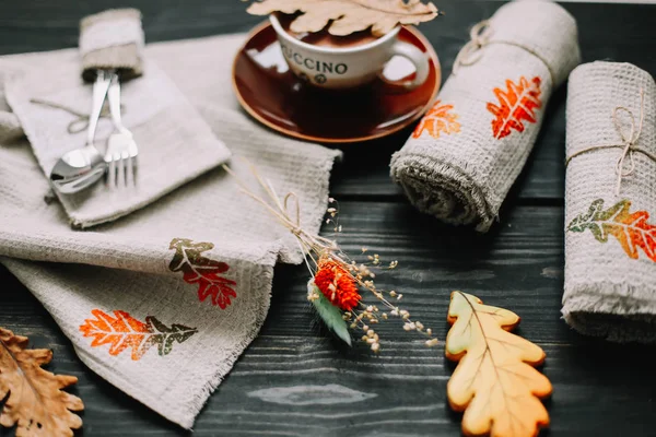 View from above on table with linen kitchen towels and coffee cup. Table setting. Stylish autumn flat lay. fall home decoration — Stock Photo, Image
