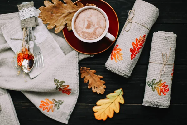 Blick von oben auf den Tisch mit Bettwäsche Küchentücher und Kaffeetasse. Tischdekoration. Stilvolle Herbstflache lag da. Herbst-Dekoration — Stockfoto