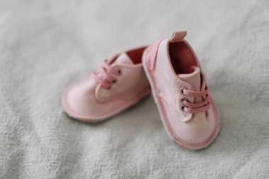Pembe bebek botları. Bebek ayakkabıları. Üst görünüm, boşluk kopyala